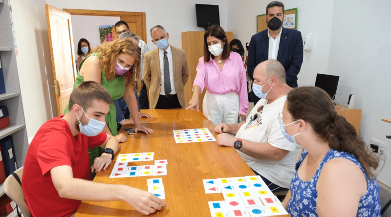 La alcaldesa, Carmen Hernández, el concejal de Servicios Sociales, Diego Ojeda, y la consejera de Política Social del Cabildo grancanario, Isabel Mena, visitaron este lunes este recurso social situado en San Gregorio / TA 